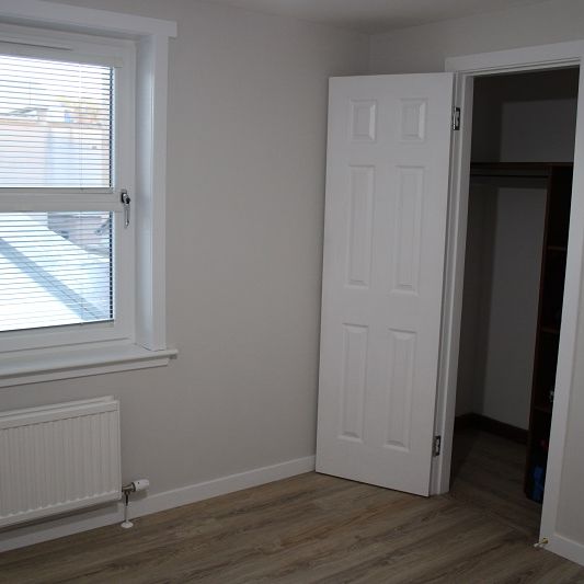 IMMACULATE 2 BED FLAT – BROCHTIE COURT, BROUGHTY FERRY - Photo 1