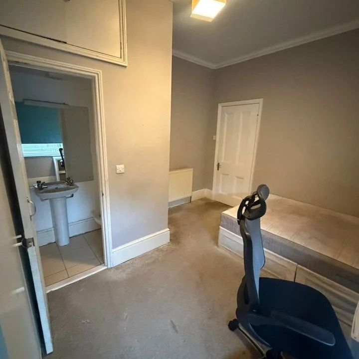 Room in a Shared House, South Croxted Road, SE21 - Photo 1