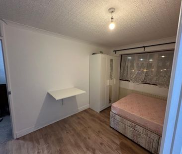 Studio Flat, Hermit Road, E16 - Photo 2