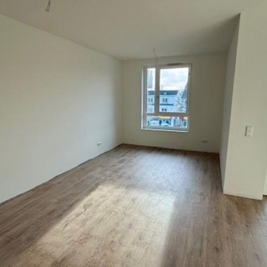 Neubau: Süd-Loggia: 2,5-Zimmer, Dielenboden, Einbauküche, großer HWR, Garage, Aufzug - Photo 1