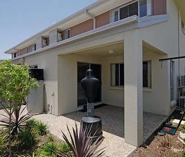 Double garaged 3 bedroom townhouse in Central Calamvale area - Photo 1