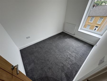 House - Semi-Detached For Rent Stepney Street, Swansea - Photo 3