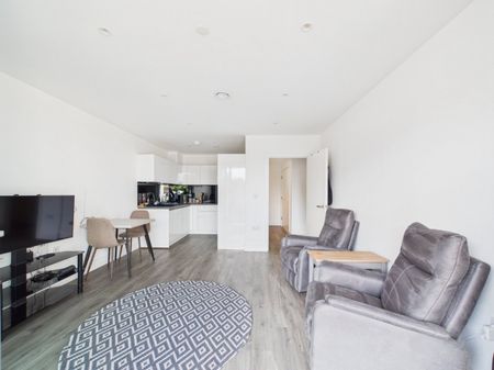 Kempton House, London Square, 122 High Street,TW18 - Photo 3