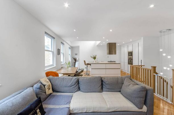 3 bedroom mews to rent - Photo 1