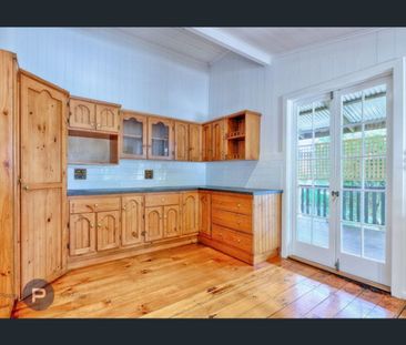 Timeless Queenslander Elegance, Just 10 Minutes from the CBD - Photo 3