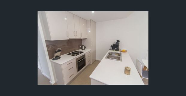 Stylish Townhouse close to the Parade - Photo 1