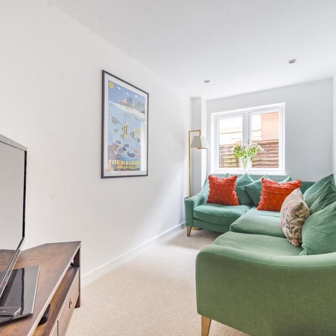 5 bedroom semi-detached house to rent - Photo 1