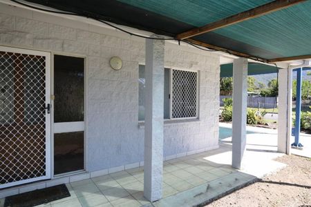 Large Air conditioned Home with Double Bay Shed and 5 KW Solar Power - Photo 3