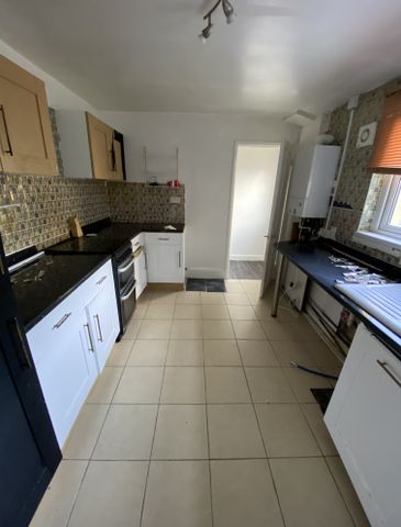 £775 PCM, Three Bedroom House with Large Enclosed Garden in Derlwyn Street, New Tredegar, NP24 6BA - Photo 5