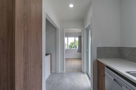 Refreshed Three Bedroom Home near the Hospital - Photo 4