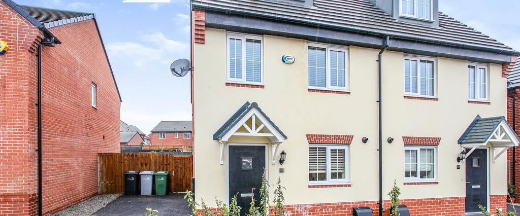 3 bedroom semi-detached house to rent - Photo 1
