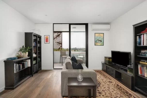 Stylish One-Bed Haven with Scenic Views - Photo 1