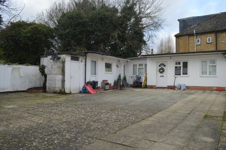 Studio Flat to rent - Woolstone Road, London, SE23 - Photo 4