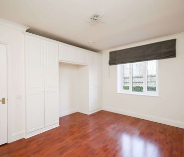 A generous ground floor apartment set in an attractive gated development in a popular Wimbledon location. - Photo 4