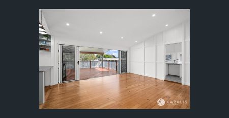 Spacious Renovated Character Home – Perfect for Executive Living - Photo 4