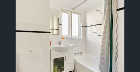 Great Location, Double Garage + Storage - Photo 4