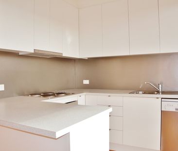 Bright and Spacious Studio Apartment - Photo 2