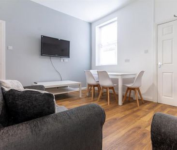 4 bedroom flat to rent - Photo 6