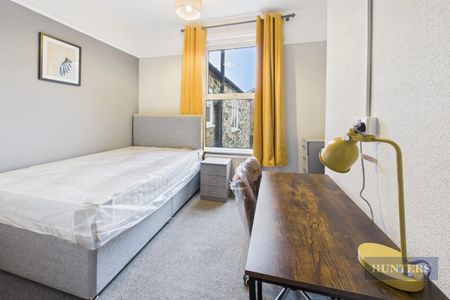 1 bedroom Flat To Let - Photo 2