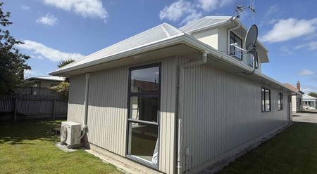 Five Plus Bedroom Property - Centrally Located - Photo 3