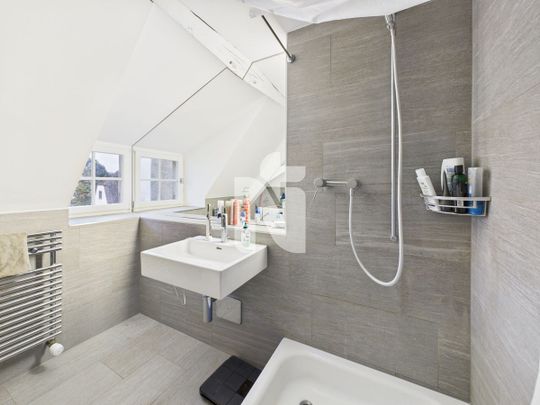 Grosszügige, möblierte 2.5-Zimmer-Maisonette-Wohnung in zentraler Lage beim Spalentor - Photo 1