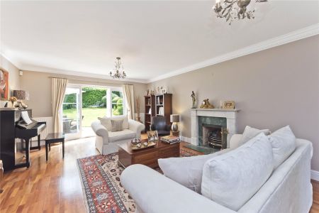 Sandringham Park, Cobham, KT11 - Photo 3