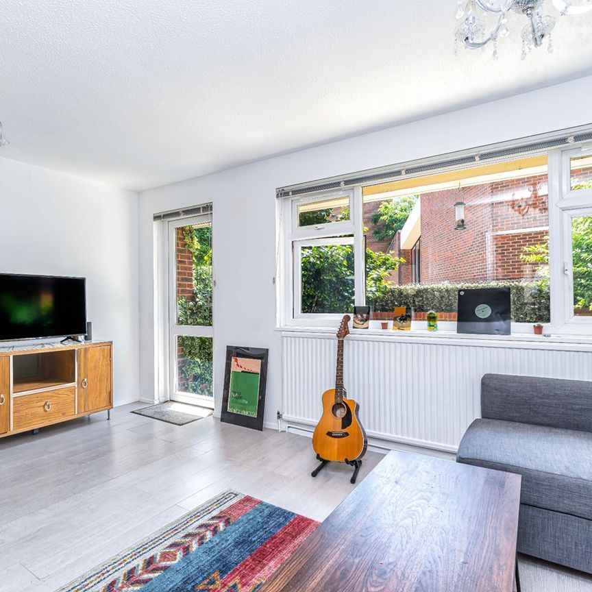 2 Bed Terraced House, Wynford Road, N1 - Photo 1