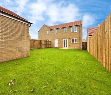 3 bedroom Semi-detached house To Let - Photo 1