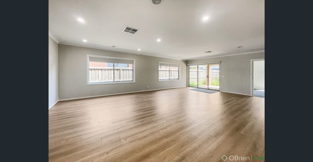 EXPANSIVE & LUXURIOUS FAMILY HOME - Photo 1