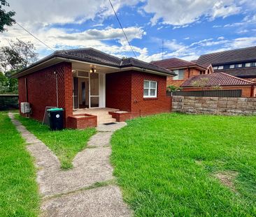 Sunlit Family House With Freshly Painted And New Floorboard! - Photo 3