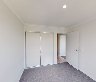 COSY LIVING IN BROOKFIELD! - Photo 2