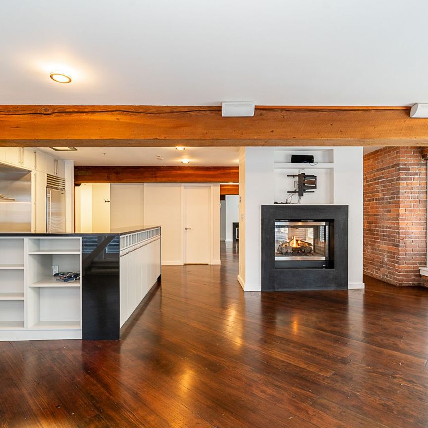 Prestigious Yaletown Loft in Iconic Heritage Conversion - Photo 1