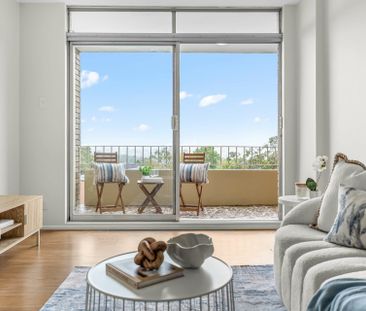 Light Filled & Renovated with Shimmering City Skyline & Harbour Views - Photo 1