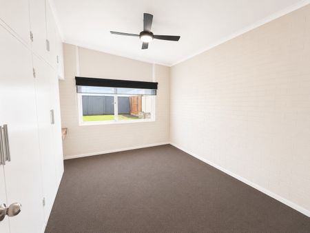 3 Bedroom Modern Home - Photo 3