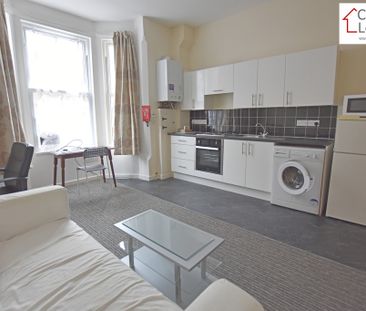 1 Bedroom Flat - Photo 2