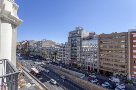 Room for rent in Avenida Gran Vía Germanías - Photo 4