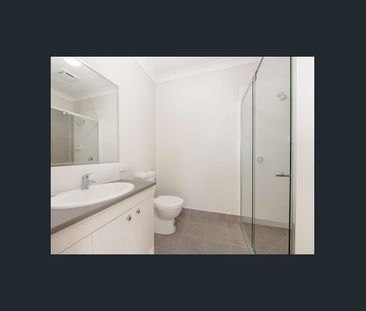 NEAR NEW 3 Bedroom Duplex in quiet neighbourhood! - Photo 3