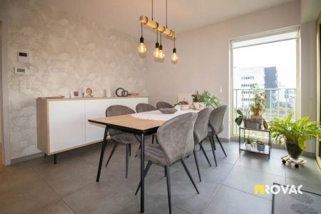 Prachtig afgewerkt en lichtrijk appartement op 2e verdieping met private autostaanplaats - Photo 3