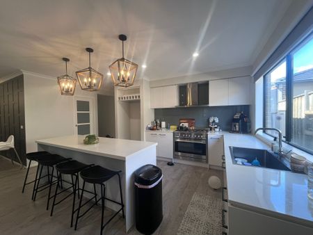 Elegant Home Designed for Comfort, Style, and Functionality - Photo 5