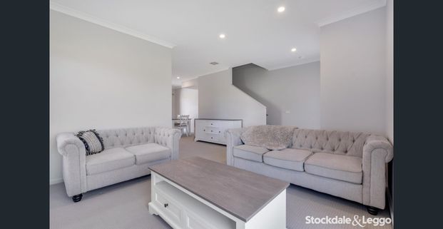 Immaculate 3-Bedroom Townhouse with Furniture! - Photo 1