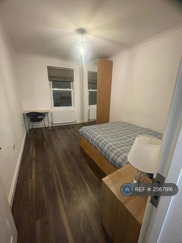 1 bedroom in a house share to rent - Photo 2