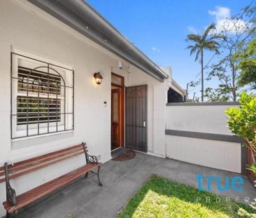 STUNNINGLY PRESENTED SPLIT LEVEL HOME IN IDEAL LOCATION - Photo 5