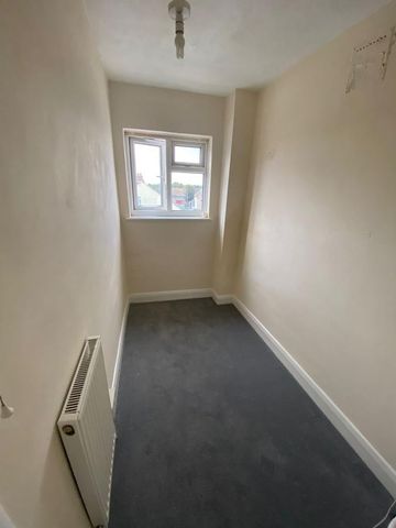 3 bedroom flat to rent - Photo 3