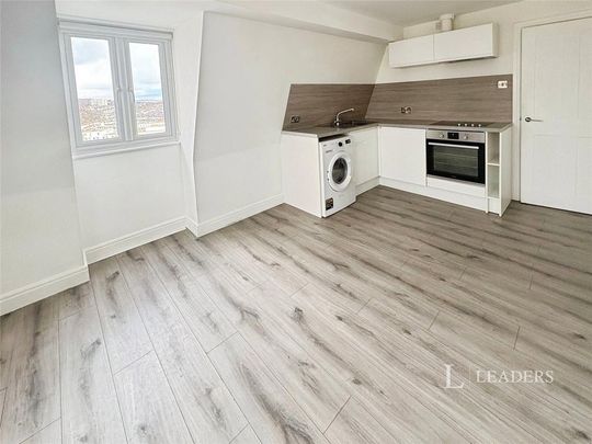 Studio to rent - Photo 1