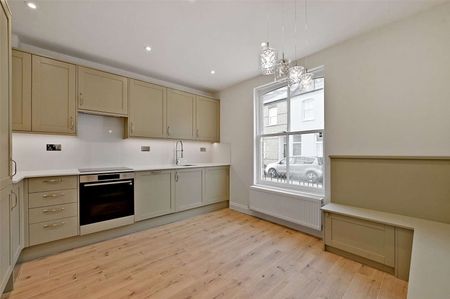 A newly refurbished and extended four bedroom home in the heart of Windsor Town. - Photo 5