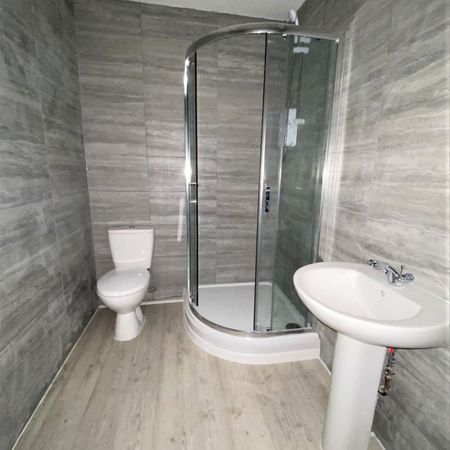 £775 PCM, One Bedroom Second Floor Flat in High Street, Barry, Vale of Glamorgan, CF62 7DT - Photo 3