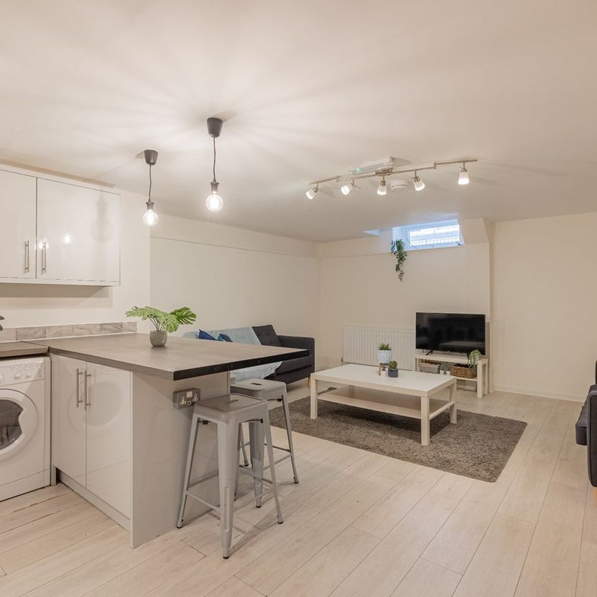 7 Bed Flat, Trafalgar Street, S1 - Photo 1