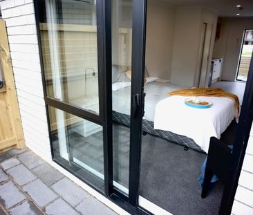 Fully furnished, self contained, studio room! - Photo 4