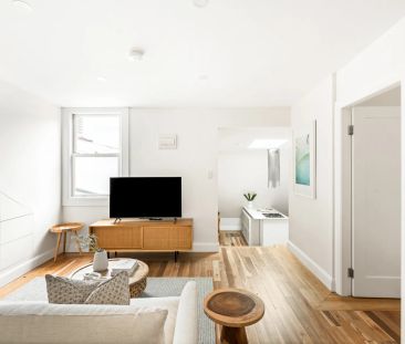 Split level loft-style retreat in boutique terrace conversion - Photo 3