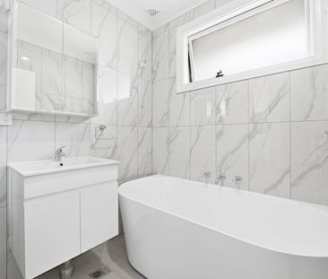 Full renovation 2-bedroom Town house. Tiles Closed to Station. Shop... - Photo 6